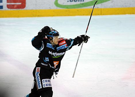 #55 Robert Lukas, Verteidiger, Liwest Black Wings Linz jubelt ueber den Siegtreffer in der Overtime.