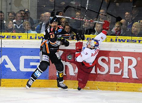 Rich Bronilla Liwest Black Wings Linz vs EC Red Bull Salzburg checkt Kelsey Wilson, Salzburg