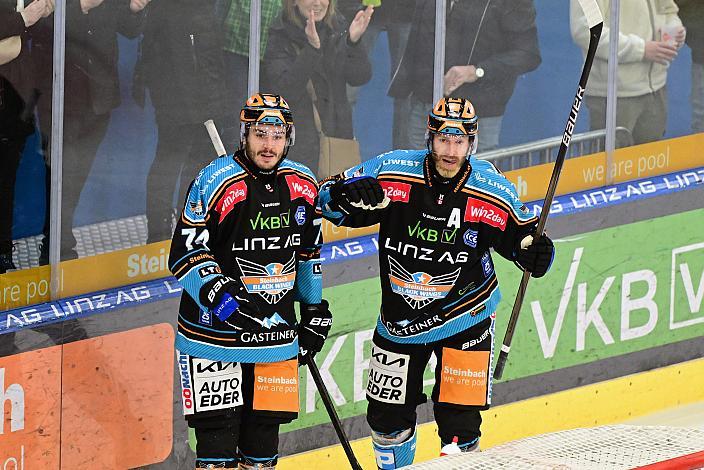  Nico Feldner (Steinbach Black Wings Linz), Sean Collins (Steinbach Black Wings Linz) feiern das 2 zu 0, Win2Day ICE Hockey League,  Steinbach Black Wings Linz vs  Migross Supermercati Asiago Hockey 1935,  Linz AG Eisarena 