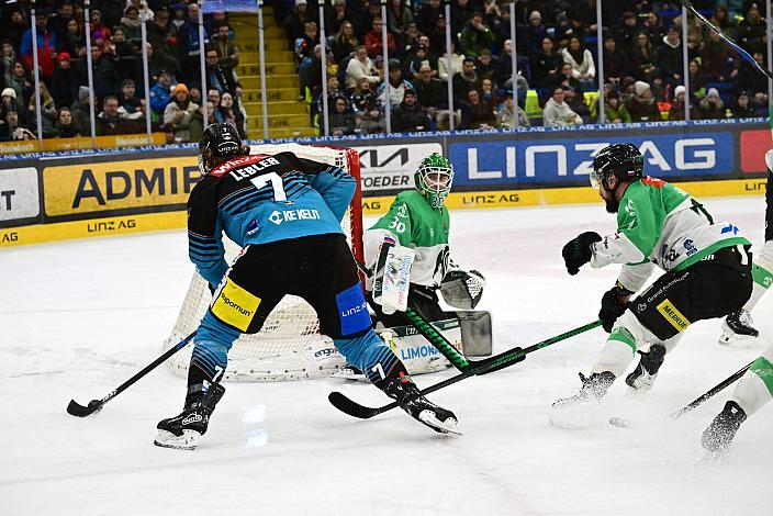 Brian Lebler (Steinbach Black Wings Linz), Tormann Luka Kolin (HK Olimpija Ljubljana), 49. Runde ICE, Steinbach Black Wings Linz vs Olimpija Ljubljana, Linz AG Eisarena 