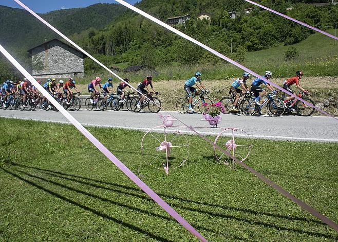 Das Feld im Anstieg Cima Campo,  Pascal Ackermann (GER, Bora-Hansgrohe) , Giro, Giro d Italia, Radsport, 102. Giro d Italia - 20. Etappe