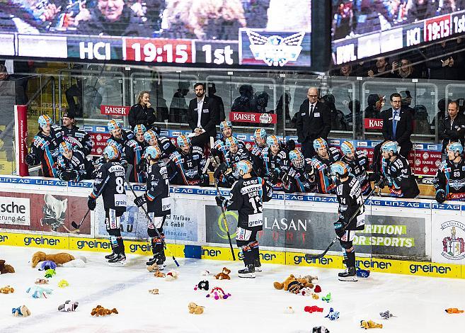 Teddy Bear Toss nach 45 Sekunden in der Linzer Eishalle, TorschÃ¼tze Rick Schofield (EHC Liwest Black Wings Linz)