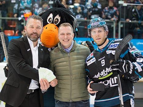 Sieger 50/50 Game, Christian Perthaler, Jason Ulmer, Linz  Spieler des Abends, EHC Liwest Black Wings Linz vs HCB Suedtirol, 5. Viertelfinale