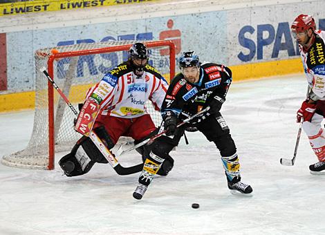 #71 Pat Leahy. Liwest Black Wings Linz vor dem Tor des KAC gehuetet von der #51 Travis Scott, KAC.