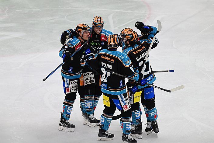Die Steinbach Black Wings Linz feiern das Tor zum 2 zu 2 an der Bande, Win2Day ICE Hockey League,  1. Viertelfinale, Steinbach Black Wings Linz vs Moser Medical Graz 99ers,  Linz AG Eisarena