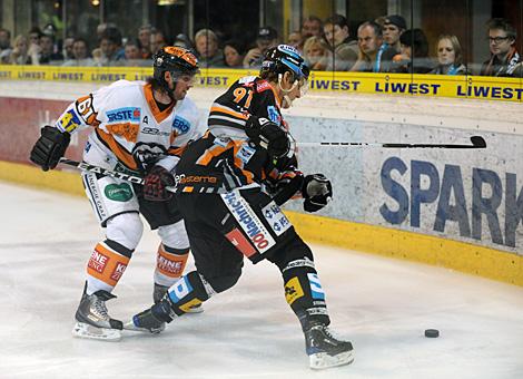 Martin Grabher Meier, Liwest Black Wings Linz im Duell mit Chris Harand, Graz 99ers.