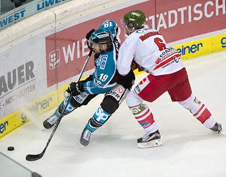 Andrew Jacob Kozek  (EHC Liwest Black Wings Linz) und Sean McMonagle (HCB Suedtirol), EHC Liwest Black Wings Linz vs HCB Suedtirol