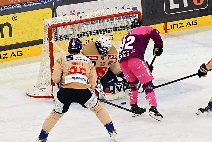 Kilian Rappold (HC Tiwag Innsbruck - Die Haie) , Oskar Maier (Steinbach Black Wings Linz) scort zum 3 zu 0, Tormann Samuel Harvey (HC Tiwag Innsbruck - Die Haie), ICE, Steinbach Black Wings Linz vs HC Tiwag Innsbruck - Die Haie Linz, AG Eisarena