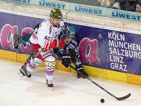 Brian Lebler, Linz und Hannes Oberdoerfer, Bozen, EHC Liwest Black Wings Linz vs HCB Suedtirol