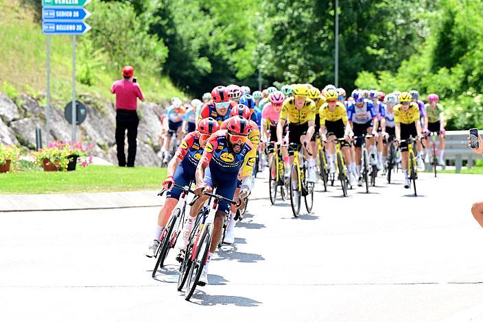 Team Lidl - Trek, USA  mit Amanual Ghebreigzabhier (ERI, Trek - Segafredo), 19 Etappe. Feltre  -  Alleghe (Piani di Pezze)   (151km) 109. Giro d Italia