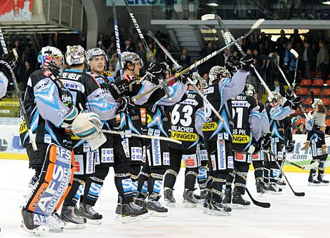 Das Team EHC Liwest Black Wings Linz jubelt ueber deb Sieg gegen den EC KAC