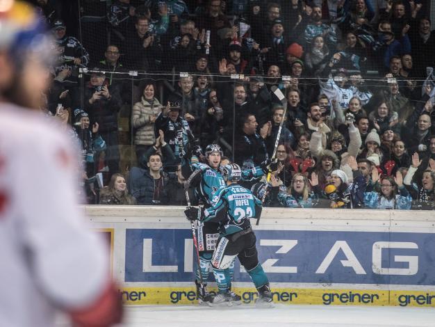 Joel Broda (EHC Liwest Black Wings Linz) feiert,  EHC Liwest Black Wings Linz vs EC Red Bull Salzburg