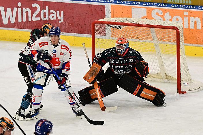 Niklas Würschl (Steinbach Black Wings), Kevin Roy (HC Tiwag Innsbruck - Die Haie), Tormann Rasmus Tirronen (Steinbach Black Wings Linz) Weihnachtsspiel, Steinbach Black Wings Linz vs HC TIWAG Innsbruck - Die Haie , Linz AG Eisarena