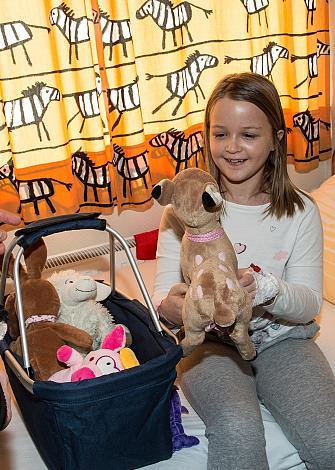 Teddy Bear Toss, Kind mit Bären der Black Wings
Teddy Bear Toss, Kind mit BÃ¤ren der Black Wings
