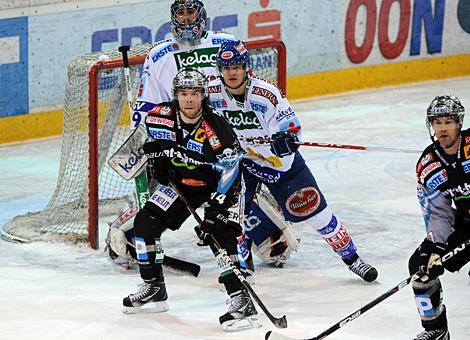 Justin Keller und Pat LEahy vor dem Tor der Villacher, Liwest Black Wings Linz vs. EC Record Fenster VSV