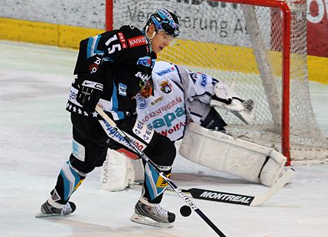 #15 Matthias Iberer, Liwest Black Wings Linz, vor dem Tor von Alba Volan Szekesfehervar.