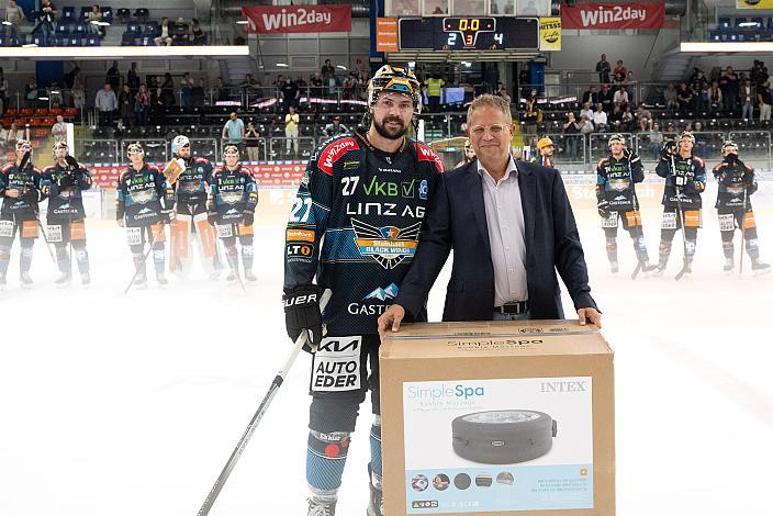 Spieler des Abends Shawn St.Amant (Steinbach Black Wings Linz), Peter Steinbach (CEO Steinbach Pools) Steinbach Black Wings Linz vs EC IDM Wärmepumpen VSV, 2. Runde ICE Eishockey Liga, Linz AG Eisarena