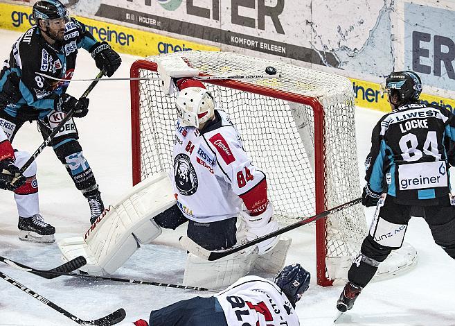 Dan DaSilva (EHC Liwest Black Wings Linz) und Corey Locke (EHC Liwest Black Wings Linz) vor Tormann Ivan Lisutin (KHL Medvescak Zagreb) EHC Liwest Black Wings Linz vs EKHL Medvescak Zagreb