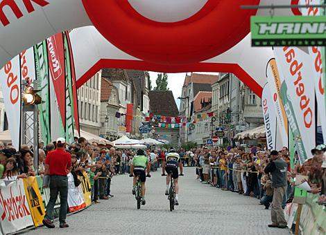 Viele Starter und Zuseher am Stadtplatz in Steyr.