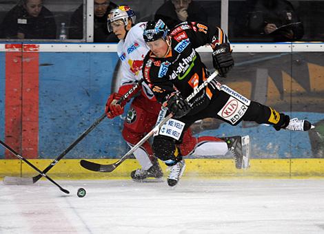 Marco Brucker EC Red Bull Salzburg im Duell mit Rob Shearer Liwest Black Wings Linz