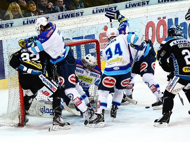 Mike Ouellette und Brett Engelhardt (Liwest Black Wings Linz) und Jean Philippe Lamoureux, Tormann (EC VSV), EHC Liwest Black Wings Linz vs EC VSV, Play-Offs, Viertelfinale 