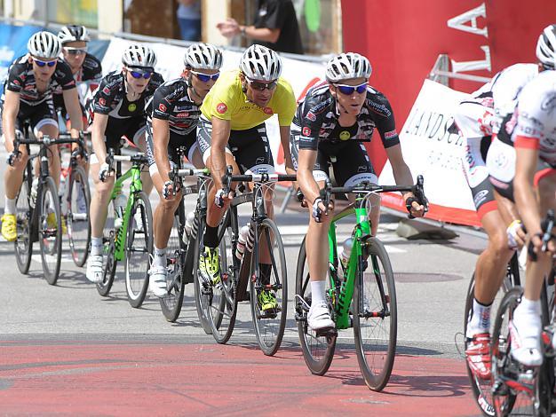 Robert Vrecer, Team Vorarlberg, Gesamtsieger der OOE Rundfahrt, geleidet von seinen Teamkollegen, 3. Etappe, Altmuenster - St. Georgen im Attergau