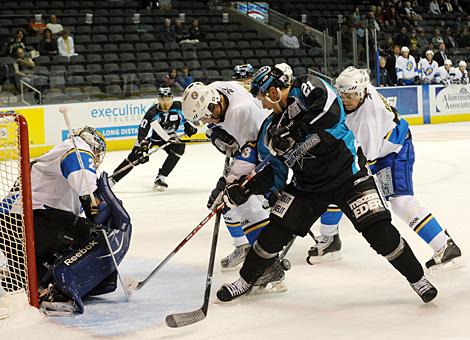 #21 Philipp Lukas, Stuermer, Liwest Black Wings Linz kaempft im Slot um die Scheibe.
