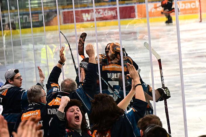 Fans der Steinblach Black Wings jubeln mit Nico Feldner (Steinbach Black Wings Linz), Steinbach Black Wings Linz vs EC Red Bull Salzburg, Playoffs, 2. Viertelfinale, Linz AG Eisarena