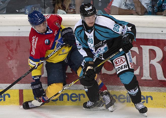 Jakub Doktor (CEZ Motor Ceske Budejovice). Marco Brucker (EHC Liwest Black Wings Linz) Eishockey Testspiel, EHC Liwest Black Wings - CEZ Motor Ceske Budejovice
