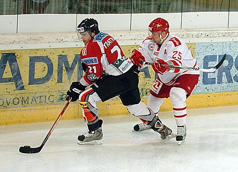 #21 Matthias Trattnig, Stuermer, Team Austria verfolgt von der #25 Andreas Andreasen, Verteidiger, Team Danmark.