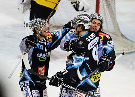 Martin Grabher Meier Liwest Black Wings Linz feier sein 1 zu 0  vs. EV Vienna Capitals