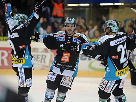 Justin Murphy, scort in Overtime und jubelt, EHC Liwest Black Wings Linz vs. EC KAC