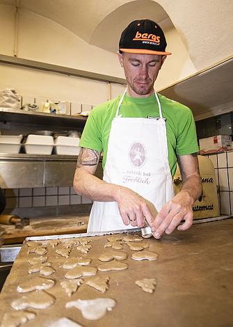Andreas Hofer beim Kekse backen, Team Hrinkow Advarics Cycleang , Radsport HAC Teamtreffen
