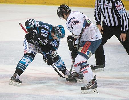 Rob Hisey, Linz und Ladislav Sikorcin, Fehervar AV19, EHC Liwest Black Wings Linz vs Fehervar AV19