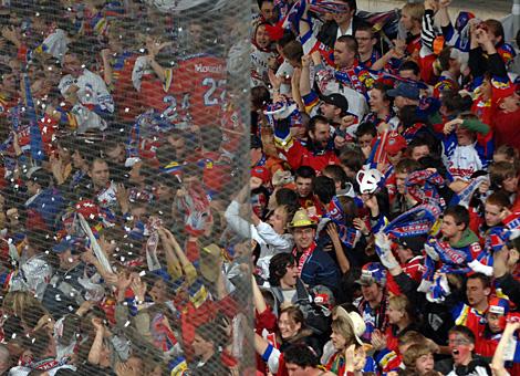 Die Budweiser Fans feiern den Treffer ihres Teams zum 1 zu 1.