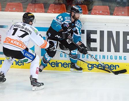 Olivier Latendresse (EHC Liwest Black Wings Linz) und Victor Panelin Borg (Moser Medical Graz 99ers), EHC Liwest Black Wings Linz vs Graz 99ers