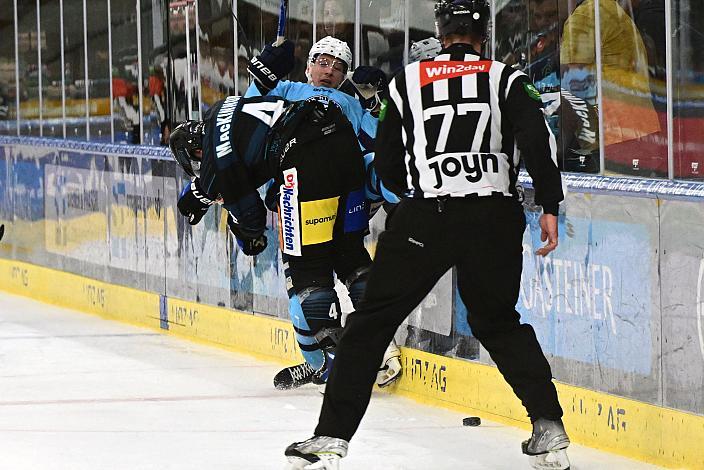 Ryan MacKinnon (Steinbach Black Wings Linz) checkt Hugo Kovac (HK Nitra), Steinbach Black Wings Linz - HK Nitra (SVK), Linz AG Eisarena 