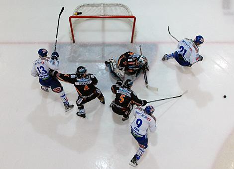 Alex Westlund, Brendan Buckley, Franklin MacDonald Liwest Black Wings Linz klaeren gegen Nicolas Petrik EC VSV