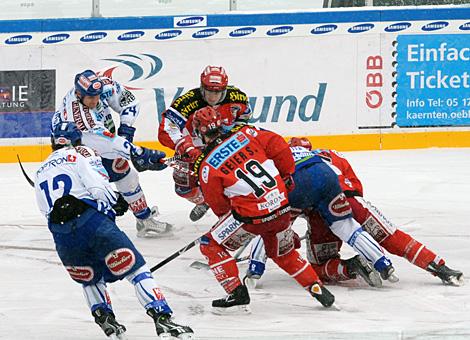 Zweikampf im Derby kac - vsv, Stadion Klagenfurt