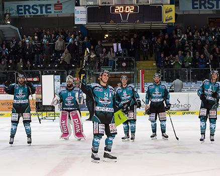 Daniel Oberkofler (EHC Liwest Black Wings Linz) feiert  EHC Liwest Black Wings Linz vs HC Orli Znojmo