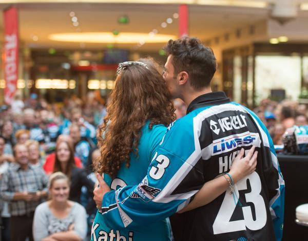 Fabio Hofer (EHC Liwest Black Wings Linz, #23), mit Fan  (EHC Liwest Black Wings Linz, #4), EHC Liwest Black Wings Linz, Spielerpräsentaion 2015-2016
Fabio Hofer (EHC Liwest Black Wings Linz, #23), mit Fan  (EHC Liwest Black Wings Linz, #4), EHC Liwe