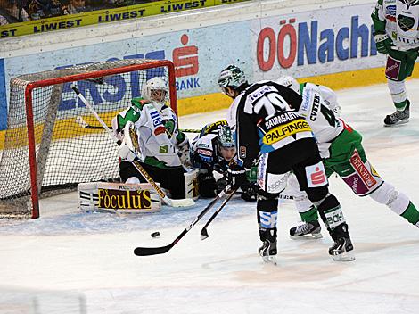 Gregor Baumgartner, Linz, vor Tormann Jea Philippe Lamoureux, Laibach, EHC Liwest Black Wings Linz vs. HDD Tilia Olimpija Ljubljana 