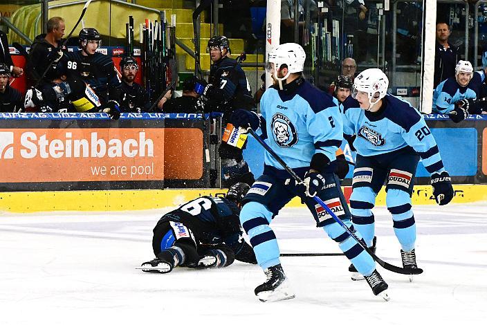 Stefan Gaffal (Steinbach Black Wings Linz) nach einem harten Check am Eis, Steinbach Black Wings Linz - HK Nitra (SVK), Linz AG Eisarena 