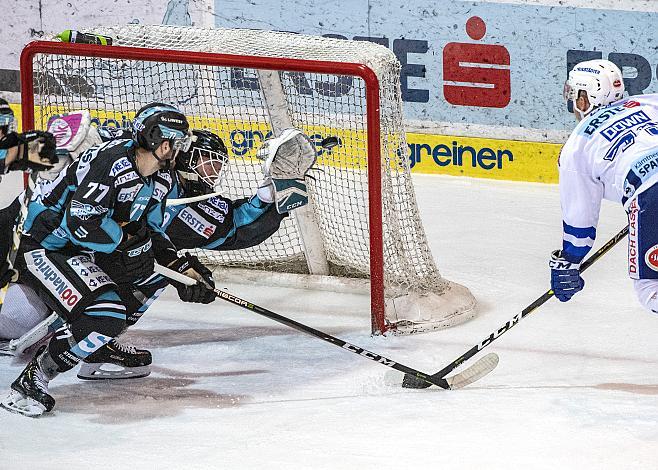 Tormann Paul Mocher (EHC Liwest Black Wings Linz) klÃ¤rt vor Blaine Down (EC Panaceo VSV) EHC Liwest Black Wings Linz - EC VSV, Qualifikationsrunde