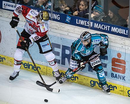 Fabio Hofer (EHC Liwest Black Wings Linz) und Libor Sulak (HC Orli Znojmo),  EHC Liwest Black Wings Linz vs HC Orli Znojmo