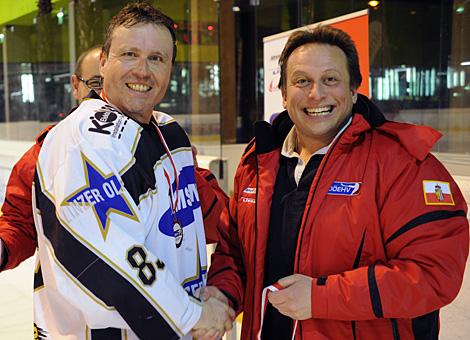 Siegerehrung Landesliga, Platz 2 fuer die Oldies im Bild Andreas Schwabegger und OOEEHV Praesident Christian Ladberg.