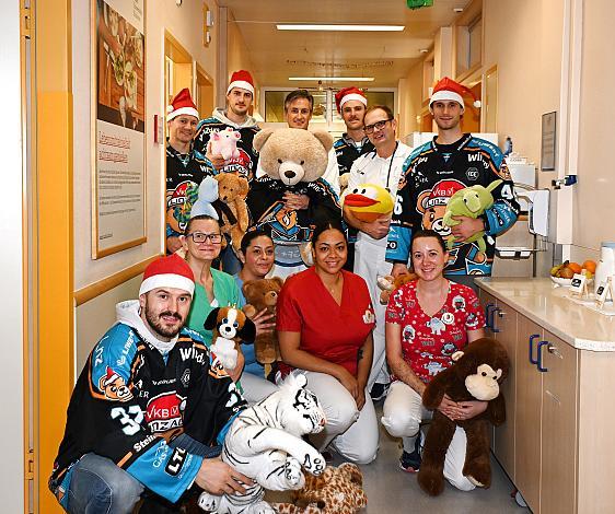 Mit Head Coach Philipp Lukas, den Spielern Raphael Wolf, Niklas Würschl, Logan Roe, Andreas Kristler alle Steinbach Black Wings Linz, übergeben Teddybären an das Kepler Universitäts Klinikum Linz, an Prof. Dr. Wolfgang Högler, OA Dr Roland Lanzersdorfer,  Linz AG Eisarena 