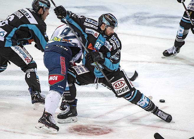 Dan DaSilva (EHC Liwest Black Wings Linz), Anze Kuralt (Fehervar AV 19) EHC Liwest Black Wings Linz vs Fehervar AV 19