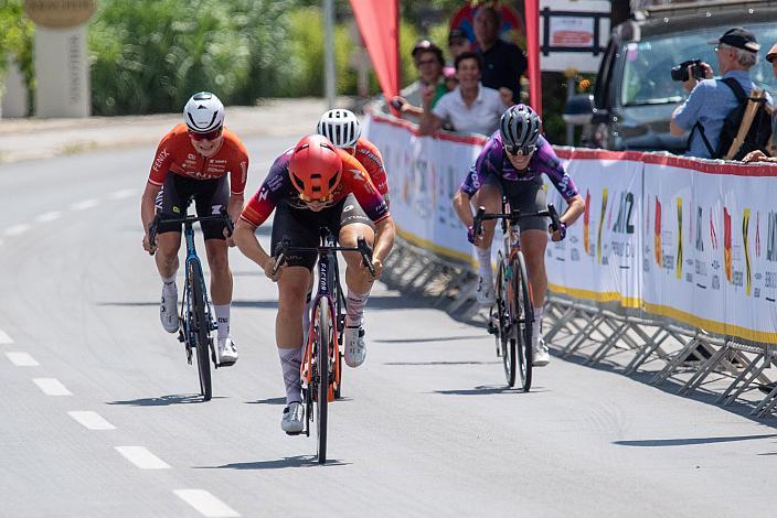 v.l. Carina Schrempf (AUT, Fenix-Deceuninck) , Staatsmeisterin im Strassenrennen Kathrin Schweinberger (AUT, Human Powered Health), verdeckt Elisa Winter (AUT, Wheel Divas Cycling Team), Leila Gschwendtner (AUT, Liv-Alula-Jayco),  ÖM Staatsmeisterschaft, Strasssenrennen,, Illmitz, Burgenland