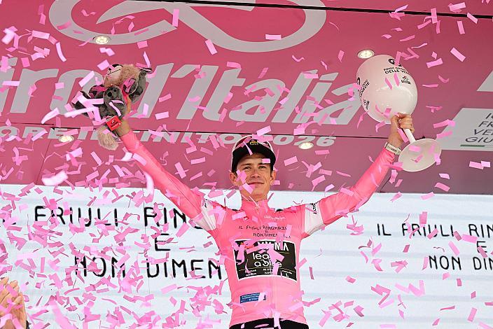Im Rosa Trikot des Gesamtführenden des Giro d´ Italia Jonas Vingegaard (DEN, Team Visma - Lease a Bike) Gemona del Friuli 1976-2026 - Piancavallo, 109. Giro d Italia